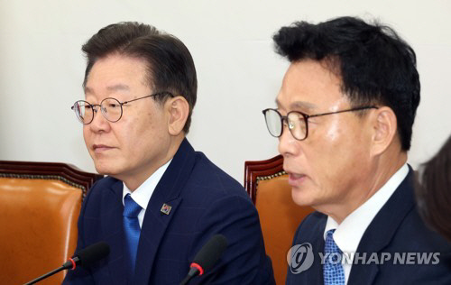 더불어민주당 이재명 대표(왼쪽)와 박광온 원내대표가 3일 국회 당사무실에서 최고위원회의를 하고 있다. 연합뉴스